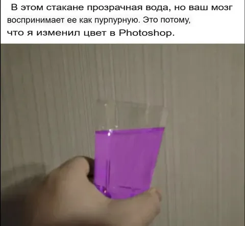 Прозрачная вода в фиолетовом стакане