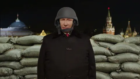 Путин в каске за мешками
