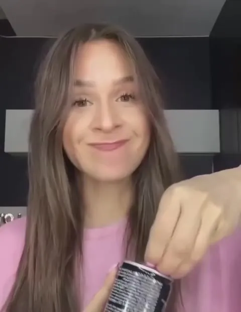 Девушка выпила из банки и испугалась