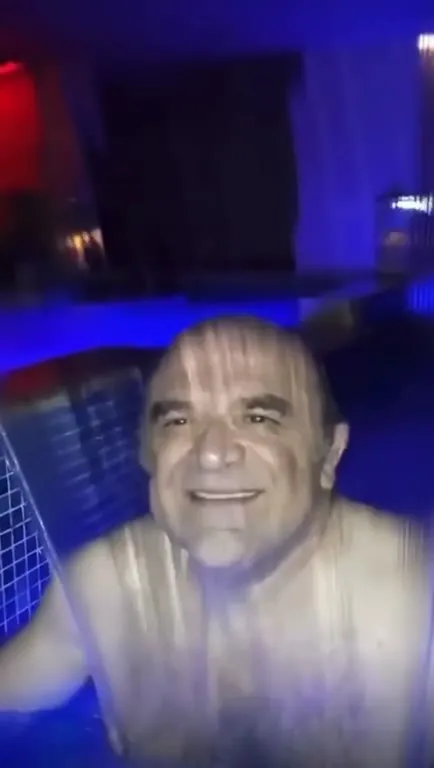 Мужчина под дождём в бассейне