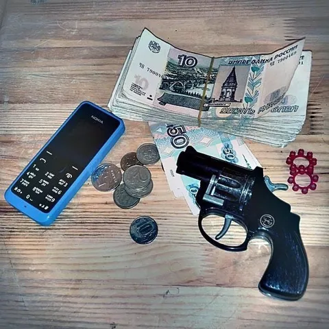 Деньги, телефон и револьвер
