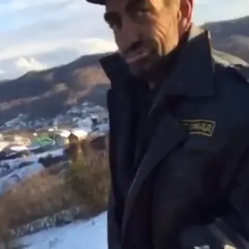 Спасатель не хочет играть в снежки