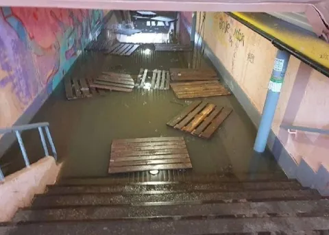 Лестница в затопленный переход