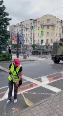 Уборщица на фоне военной техники