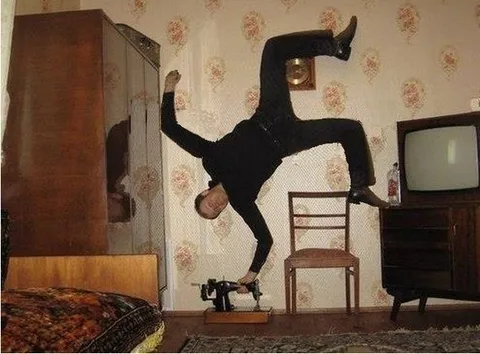 Мужчина танцует на стене
