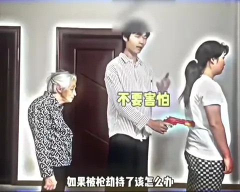 小伙子教大家如何应对枪劫持