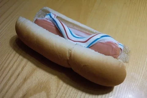 Странный хот-дог с соусом