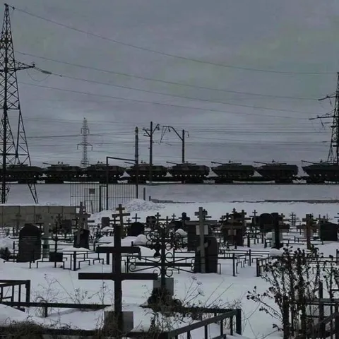 Поезд у кладбища