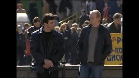 Под The Perfect Girl всё становится страннее