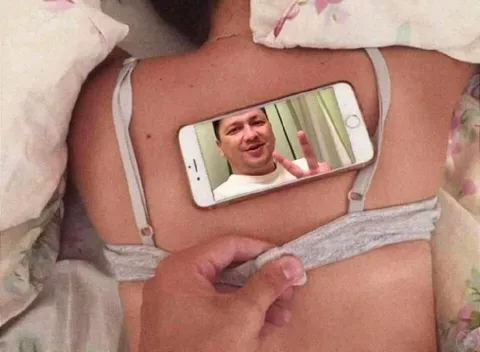 Телефон на животе
