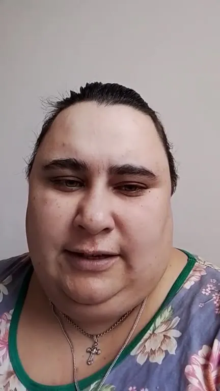 Женщина начинает смеяться