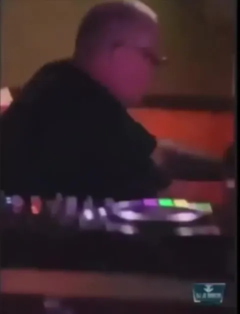 Диджей в полной темноте