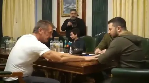 Стэтхэм дарит Зеленскому странный подарок