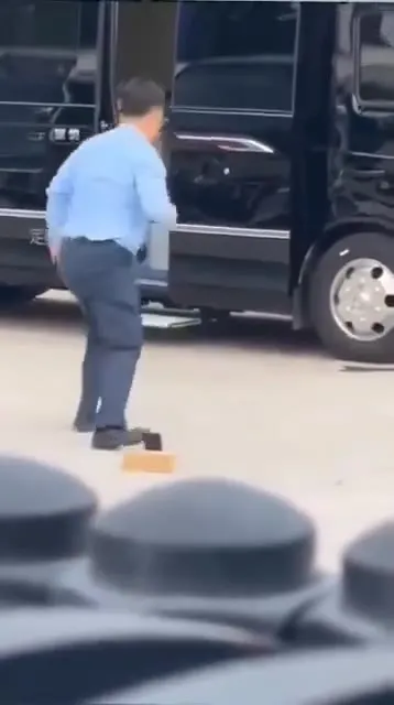 Таинственный выход из чёрного фургона