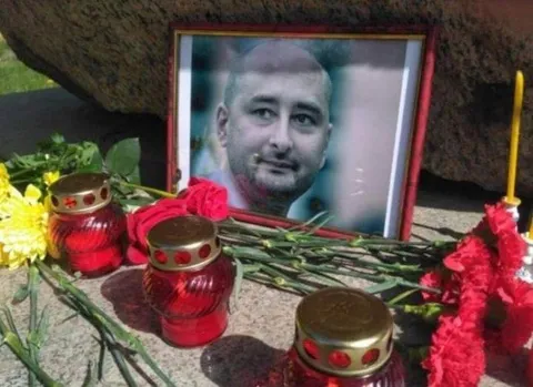 Импровизированный мемориал с портретом