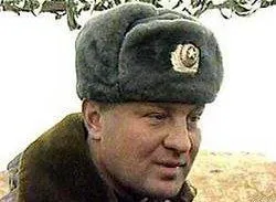 Мужчина в ушанке смотрит в сторону