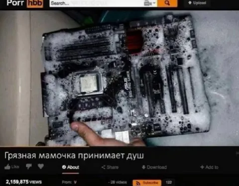 Грязная мамочка принимает душ