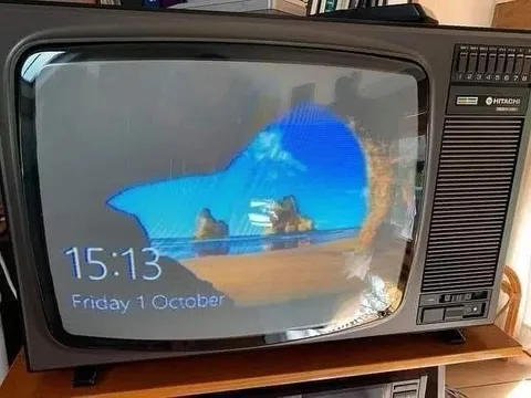 Modern Lock Screen on Retro TV