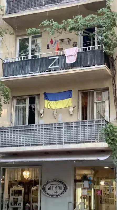 Украинский флаг на балконе