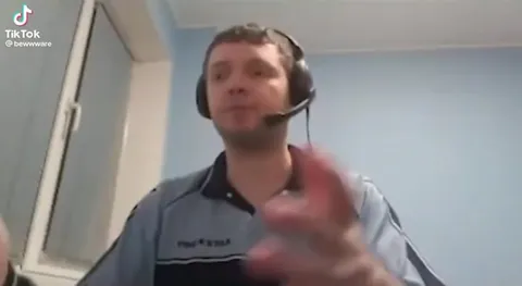 Мужчина объясняет Путину