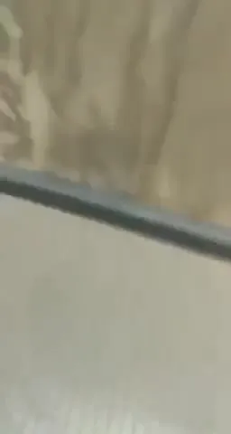 Человек скользит по перилам