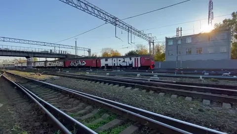 Граффити на проходящем поезде