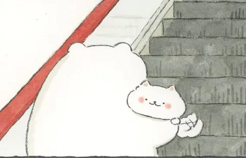 Котёнок карабкается по лестнице