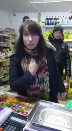 Женщина объясняет в магазине
