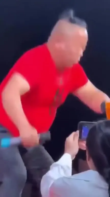 Мужчина выпивает пиво на сцене