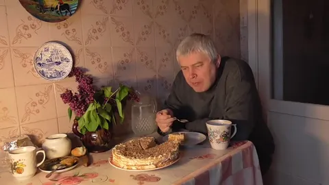 Мужчина спокойно ест торт