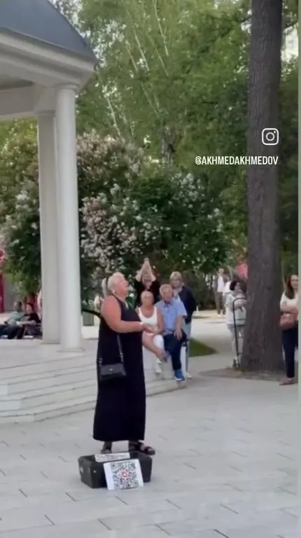 Танцы на роликах в парке