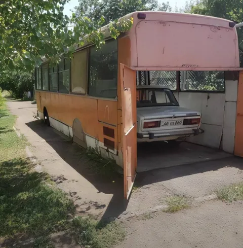 Автобус-гараж с машиной внутри