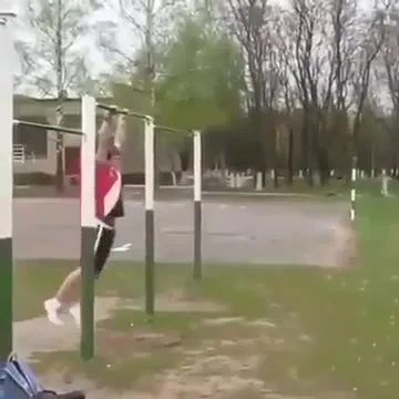 Неудачное сальто на турнике