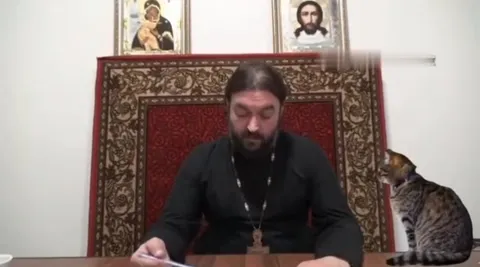 Кот на проповеди у протоиерея