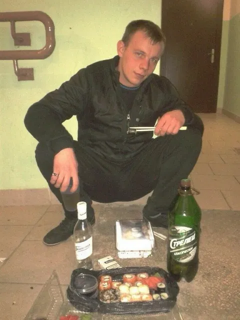 Суши с водкой во дворе