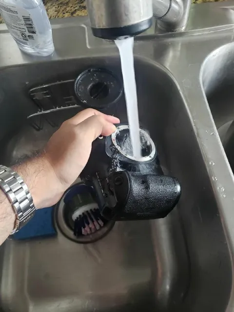 Мытьё камеры под краном