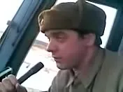 Солдат поёт в микрофон