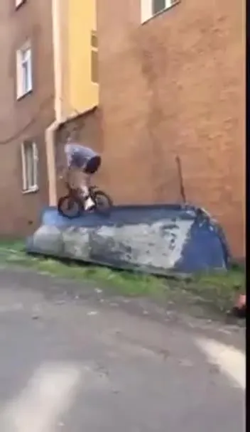 Падение с маленького велосипеда