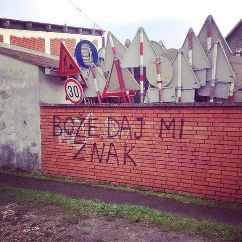 Дорожные знаки на стене