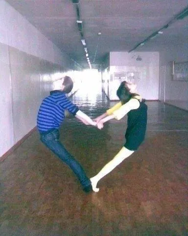 Неуклюжий танец в коридоре