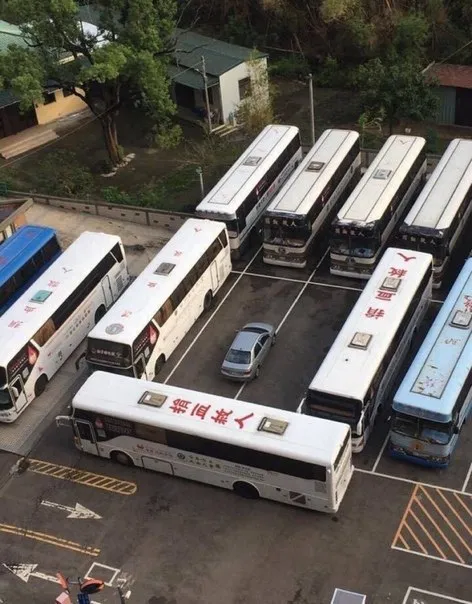 公交车包围小汽车