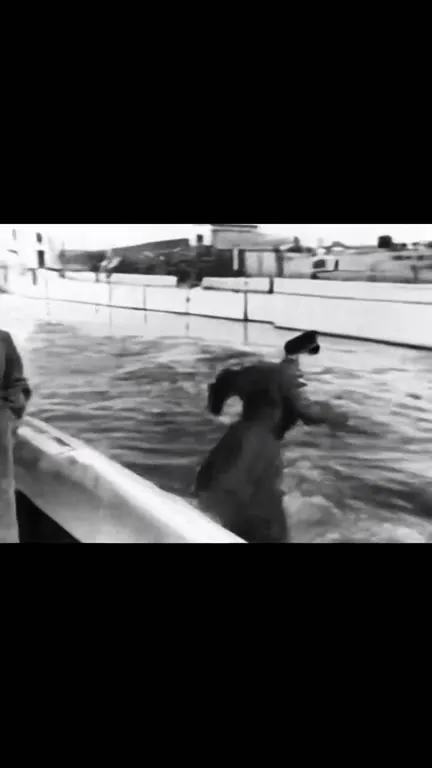 Человек бежит по воде
