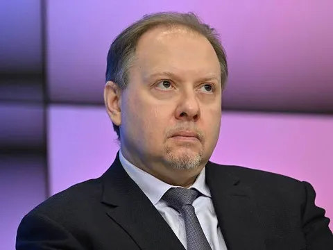 Серьёзный взгляд чиновника