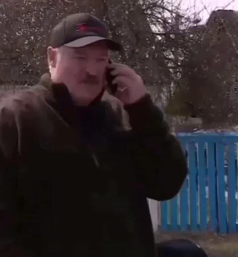 Путин звонит мужику по телефону