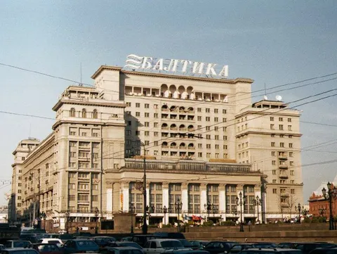 Гостиница «Москва» с рекламой «Балтики»