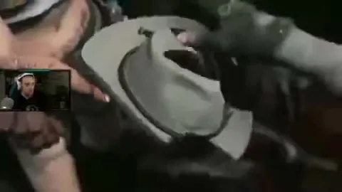 Белокурый герой танцует под музыку
