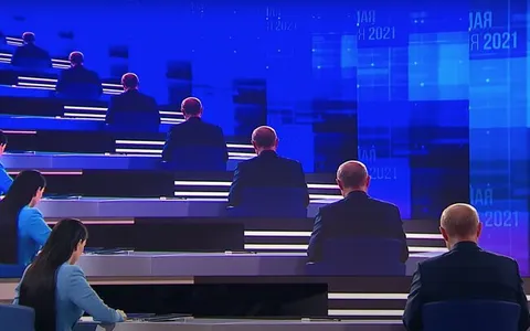 Шеренга похожих чиновников