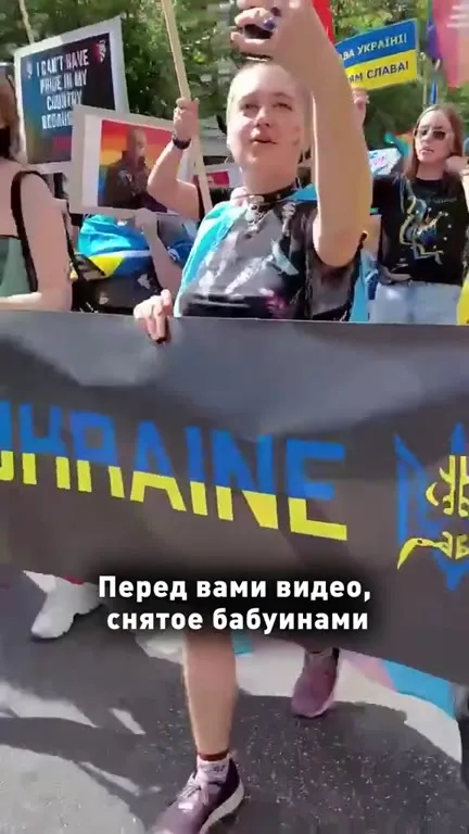 Телефон в вольере с обезьянами