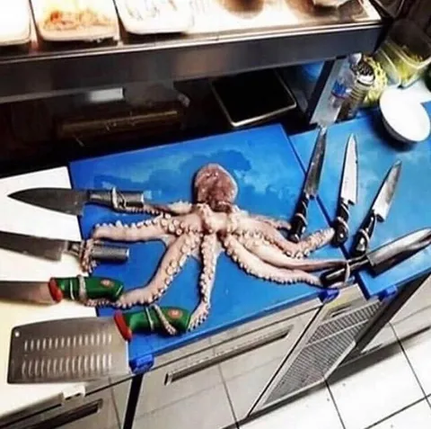 Осьминог среди ножей