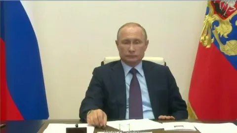 Путин молча слушает